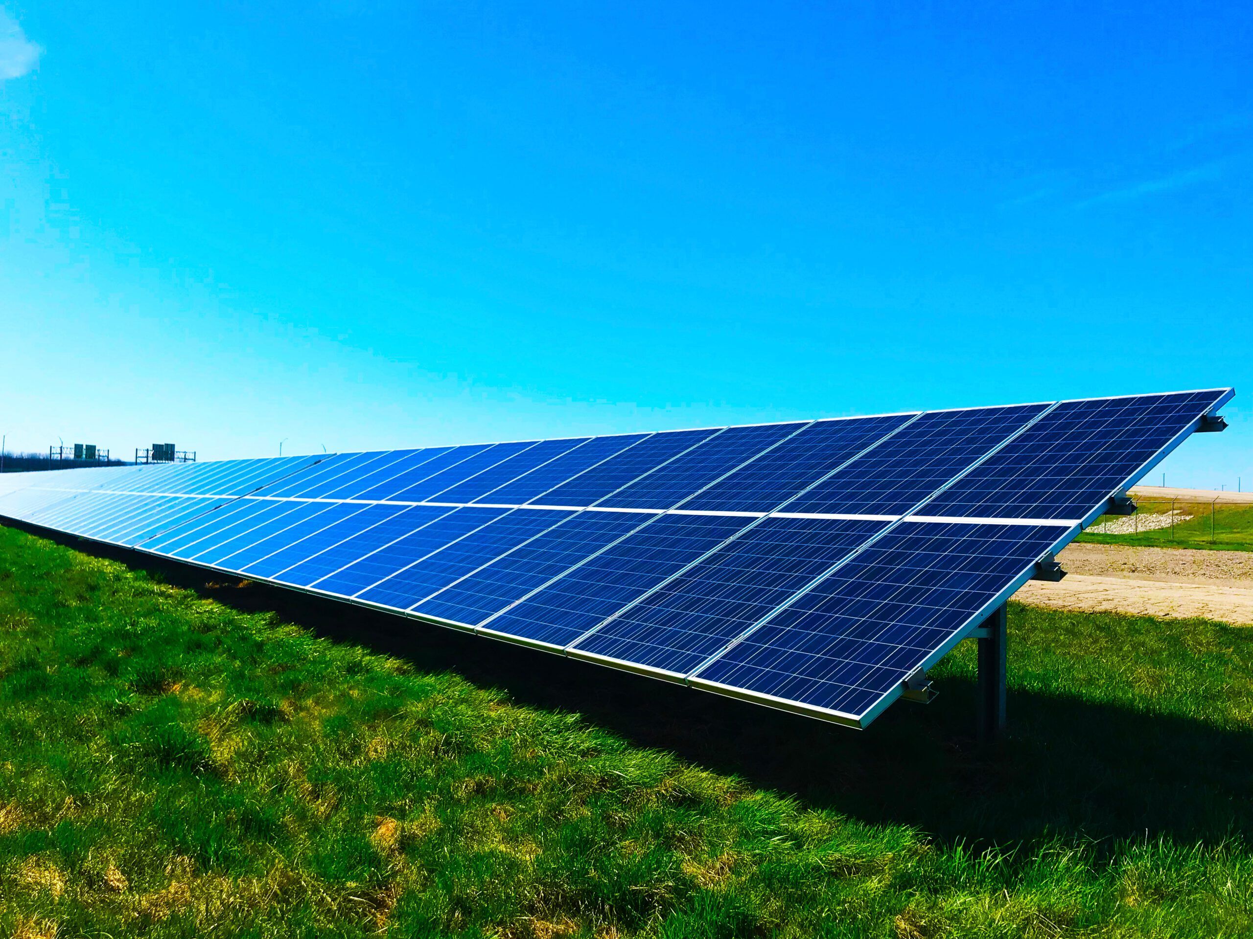 Eine Reihe von Sonnenkollektoren in einem Feld, Photovoltaikanlage