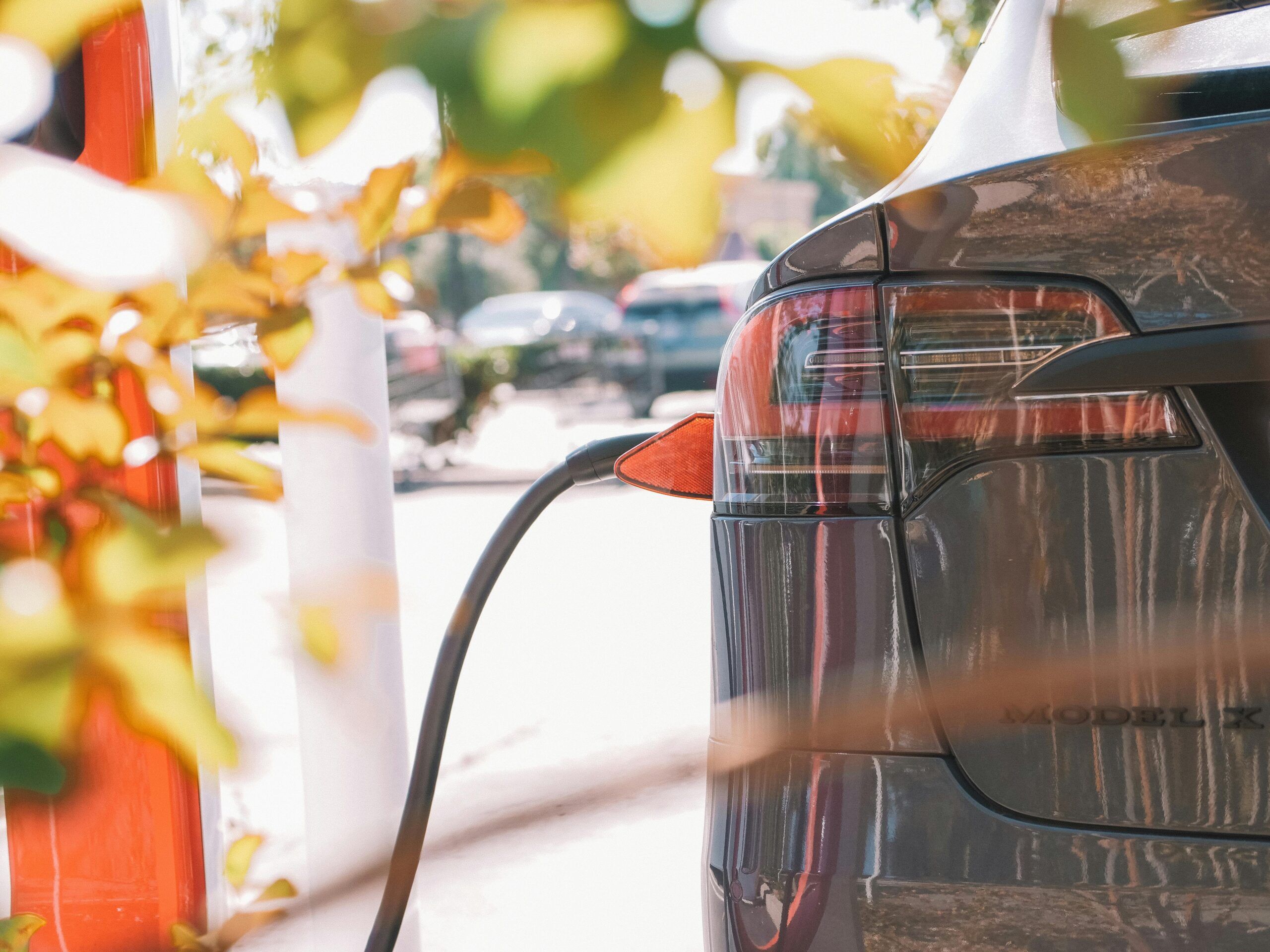 Die E-Auto Batterie wird an einer Ladesäule mit Strom versorgt