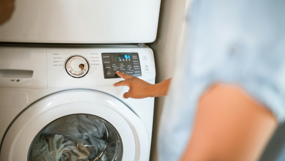 Dekoratives Bild: eine Waschmaschine während eines Waschgangs der Energie verbraucht